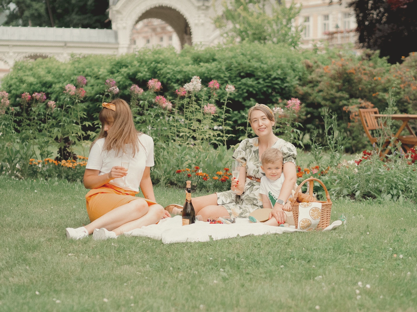 Un picnic en el jardín con tintes suaves y papel cálido