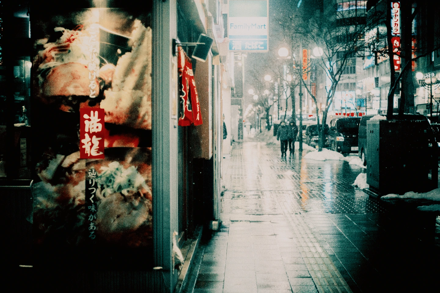 Verregnete Straße in Tokio mit kühlen Cyan-Schatten und blassen Lichtern in Kodak 5247