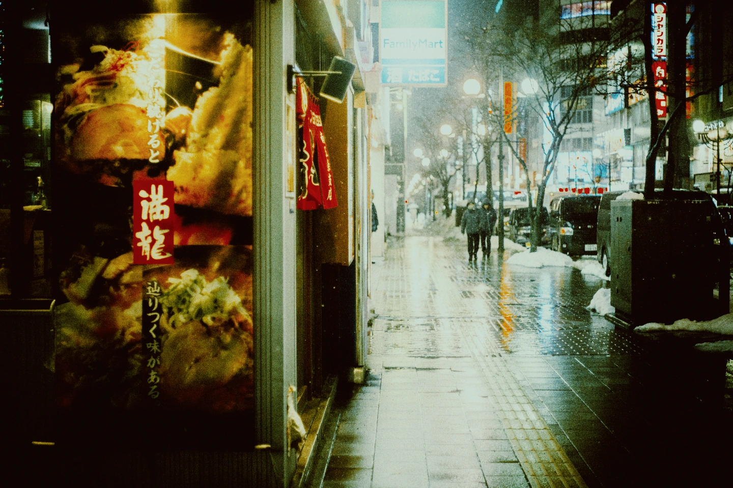 Verregnete Straße in Tokio mit tieferen Schatten und gelber Beschilderung in Eterna Vivid