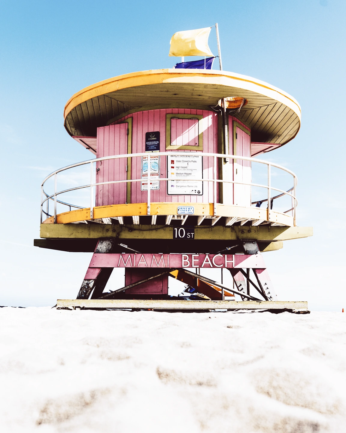 Rosa Miami Beach-Rettungsschwimmerturm und blauer Himmel in der Farbe Fuji FP-100C