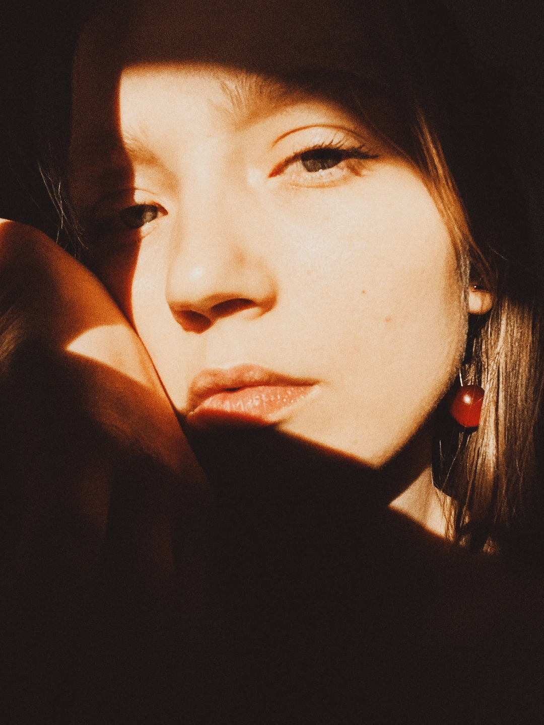 Sonnenbeschienenes Gesicht und dunkles Haar, gerendert mit Fuji Pro 160S