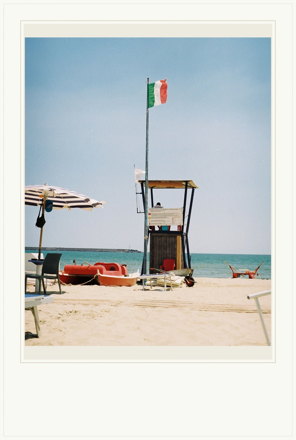 Dasselbe Strandfoto in einem Instant-Minirahmen