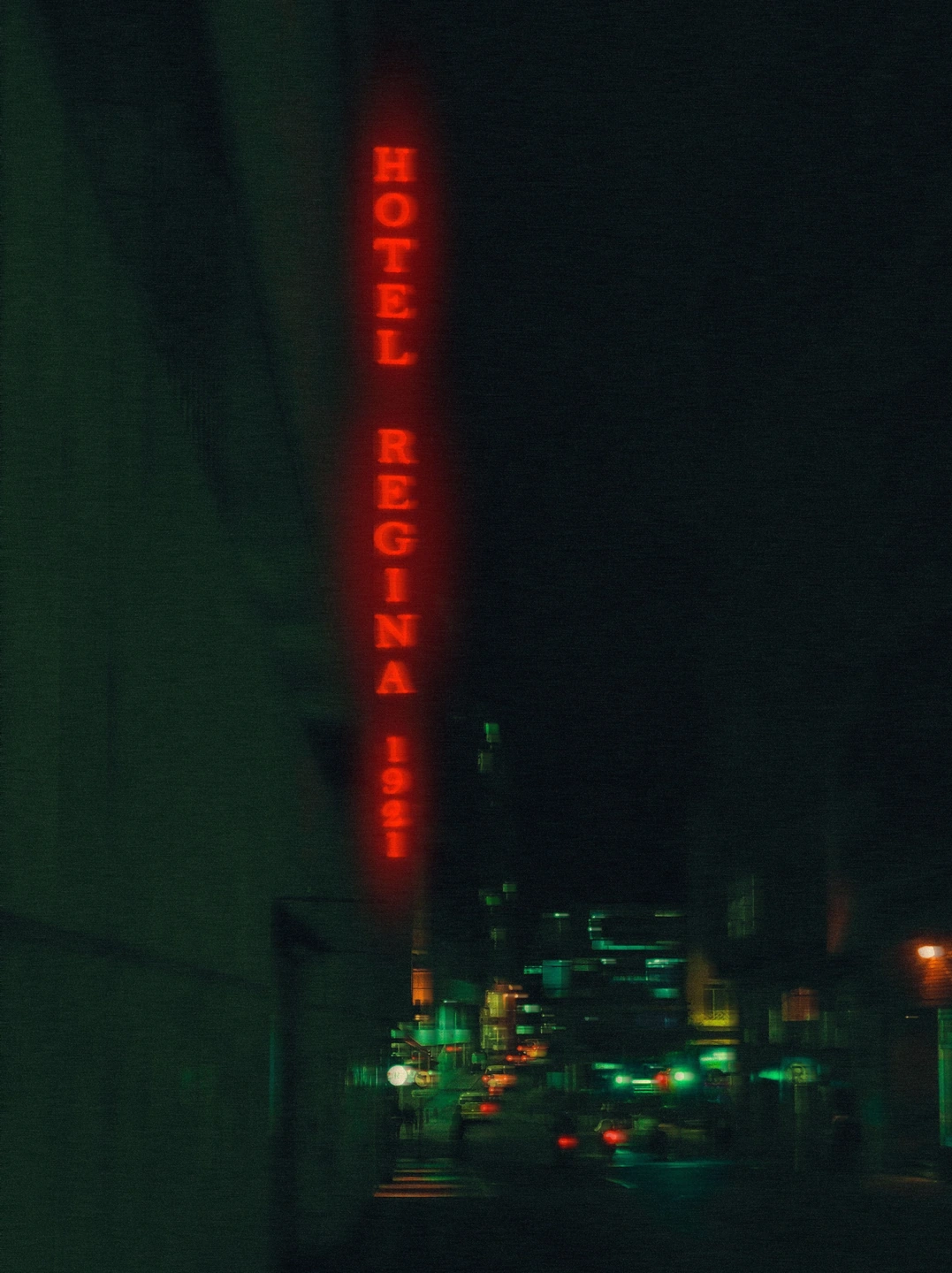 Ein rotes Hotelschild bei Nacht mit horizontaler Bewegungsunschärfe