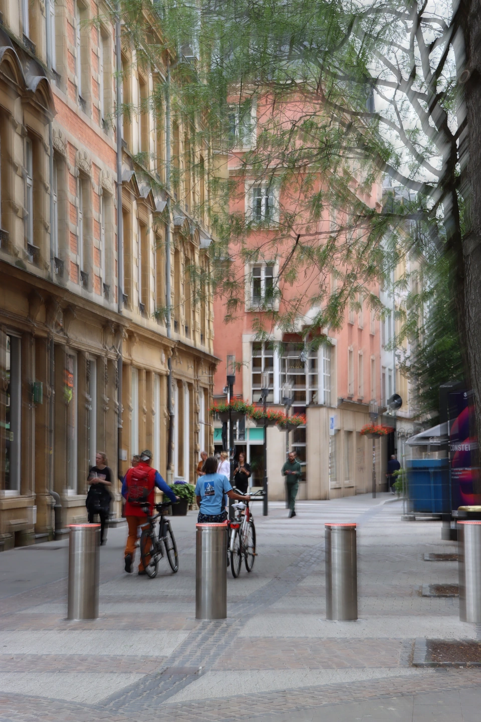 Eine Straße mit Radfahrern und radialer Unschärfe um die Mitte