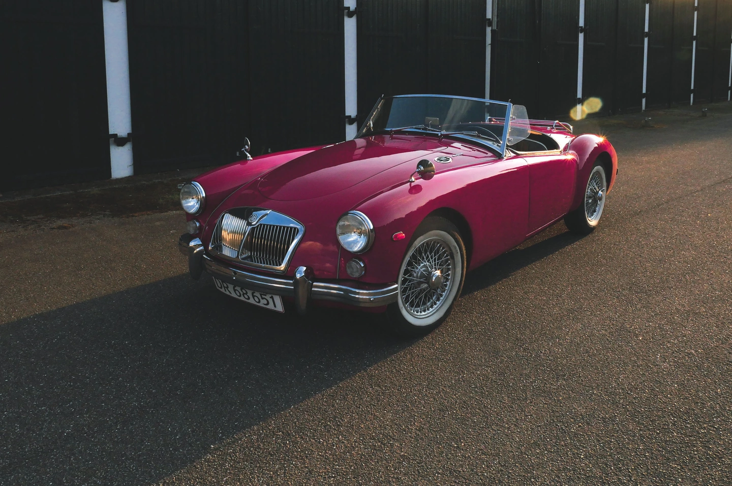 Ein roter Roadster vor und nach der Änderung nur der roten Farbpalette