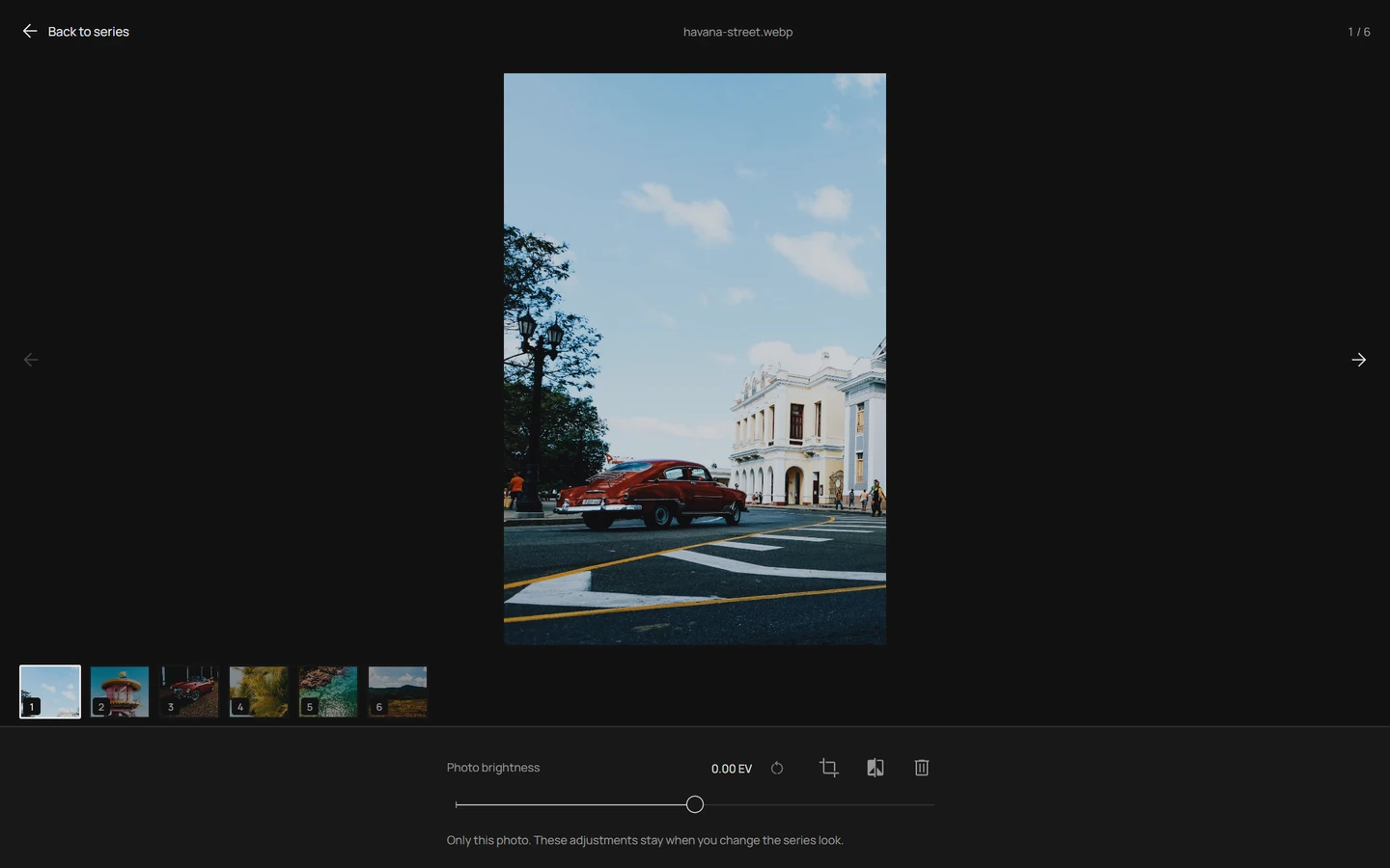 Uma fotografia aberta na série com a tira de fotos abaixo e um controle de brilho para esta foto