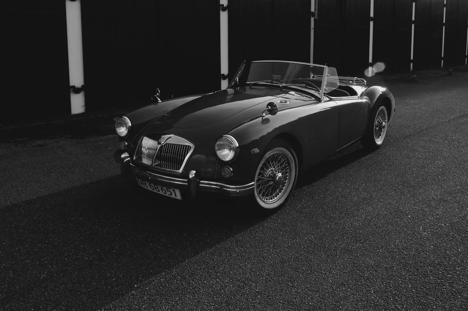 Ein Oldtimer-Cabrio parkt auf einer sonnenbeschienenen Straße, mit Silver